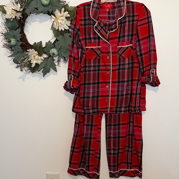 Victoria’s Secret Holiday Edition Flannel Pajama Set - Picture 1 of 10